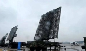 歼10C雷达遭到干扰，迅速请求空警500支援，霹雳15在最后时刻紧紧锁定歼20