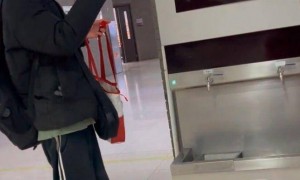 “北大韦神”韦东奕办公室开会画面曝光，终于换了新手机，坐姿太与众不同！