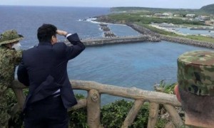 解放军摆大阵仗，70艘战舰在第一岛链列阵，迫使日本战机原路返航